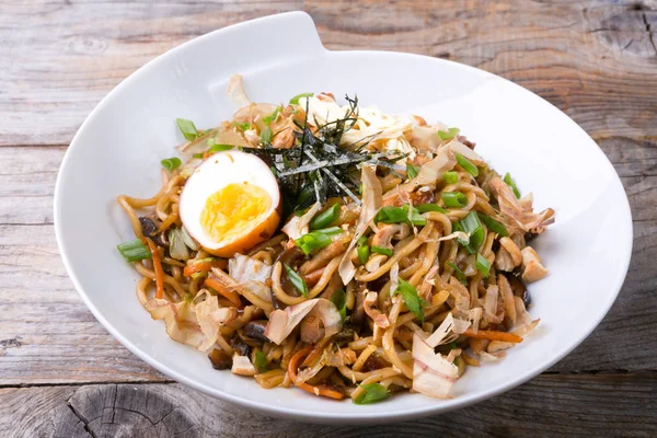 Asya kızarmış noodle