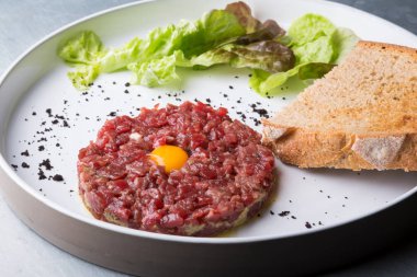 Tartar tabak beyaz bir plaka üzerinde