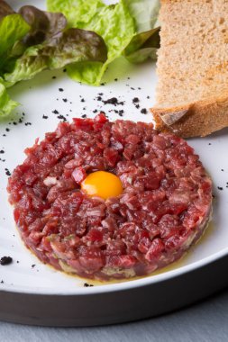 Tartar tabak beyaz bir plaka üzerinde