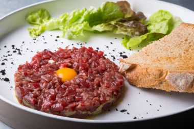 Tartar tabak beyaz bir plaka üzerinde