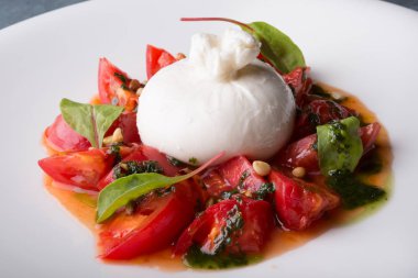 Burrata İtalyan peynir domates ile