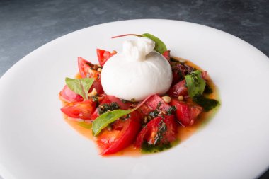 Burrata İtalyan peynir domates ile