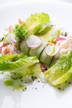 Yengeç Salatası yeşil salata ile