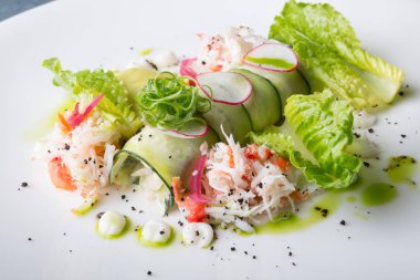 Yengeç Salatası yeşil salata ile