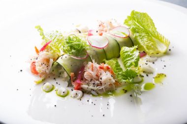 Yengeç Salatası yeşil salata ile