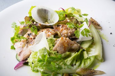 Tavuk Salata marul ile,