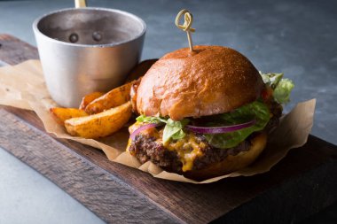 Hamburger patates ile