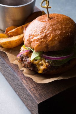 Hamburger patates ile