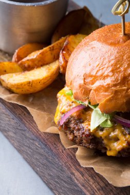 Hamburger patates ile