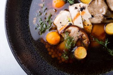 Tavuk mantar çorbası