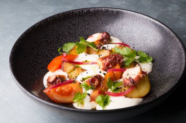 İtalyan kalamar salatası