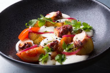 İtalyan kalamar salatası