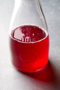 Kırmızı limonata kavanoz