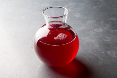 Kırmızı cam kavanoz