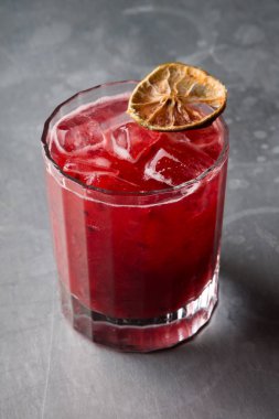 Kırmızı limonata içmek