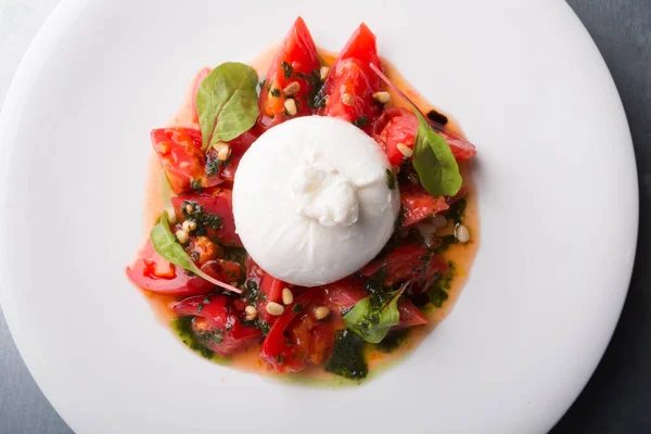 Burrata queijo italiano com tomate — Fotografia de Stock