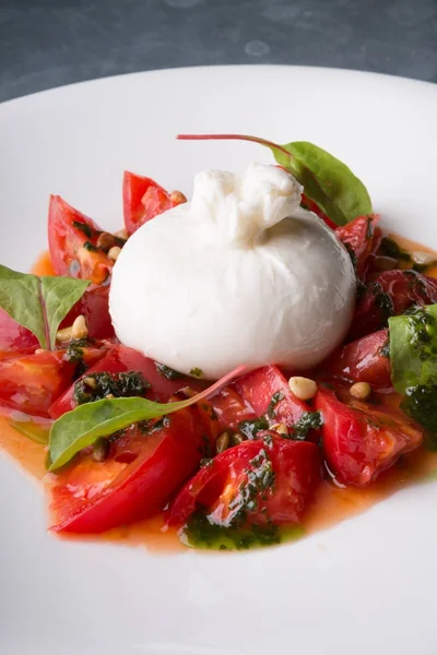 Burrata italiensk ost med tomater — Stockfoto