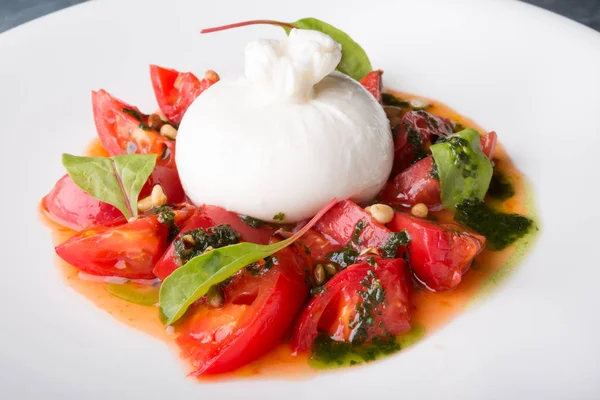 Burrata queso italiano con tomates —  Fotos de Stock