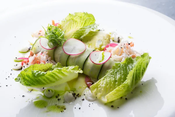 Yengeç Salatası yeşil salata ile