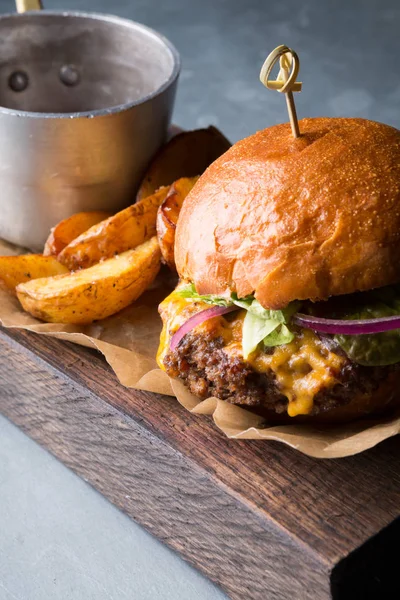 Hambúrguer com batatas — Fotografia de Stock