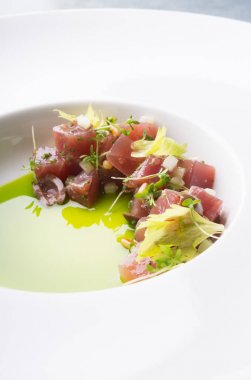 Beyaz tabakta taze tartar