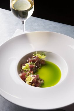 Beyaz şarap ile tartar