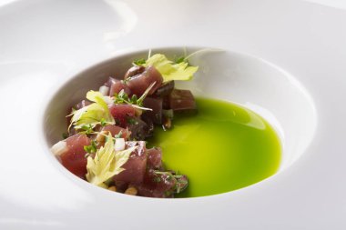 Beyaz tabakta taze tartar