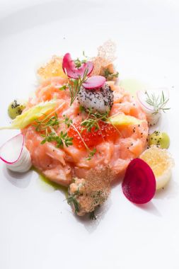 Çiğ somon salata