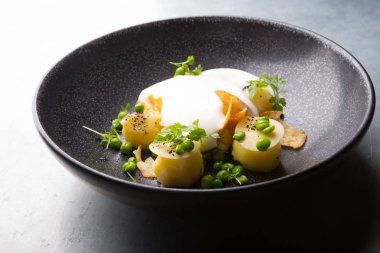 Patates bezelye salatası