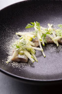 Bir tabakta ringa balığı