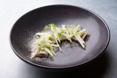 Bir tabakta ringa balığı