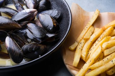 Patates kızartmalı midye