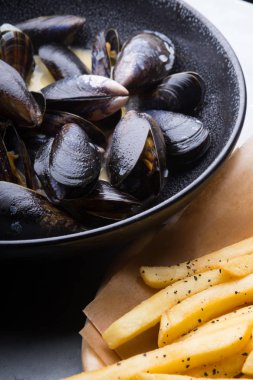 Patates kızartmalı midye