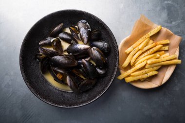 Patates kızartmalı midye