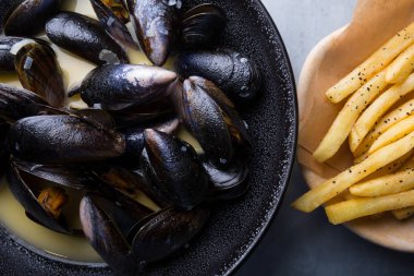 Patates kızartmalı midye