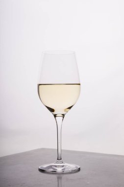 Bardak beyaz şarap çubuğunun üzerindeki sayaç