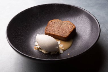 Badem dondurmalı kek