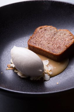 Badem dondurmalı kek