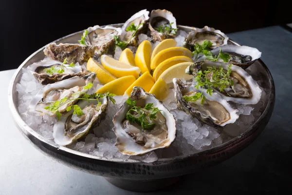 Oysters platter with lemon — Stock Photo, Image