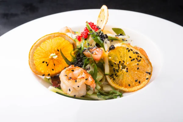Zarif Asya deniz ürünleri salatası — Stok fotoğraf