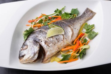 Bütün dorado balık buğulama