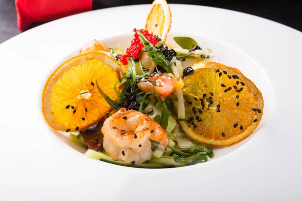 Zarif Asya deniz ürünleri salatası — Stok fotoğraf