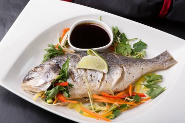 Bütün dorado balık buğulama