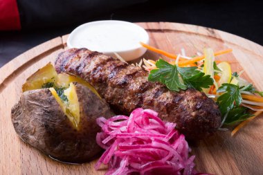 Izgara kebap fırında patates ile hizmet