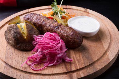 Izgara kebap fırında patates ile hizmet