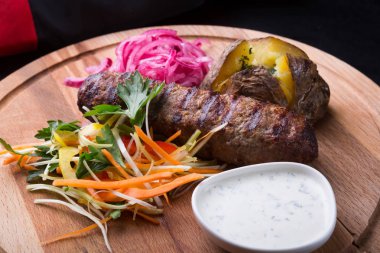 Izgara kebap fırında patates ile hizmet