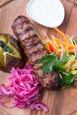 Izgara kebap fırında patates ile hizmet