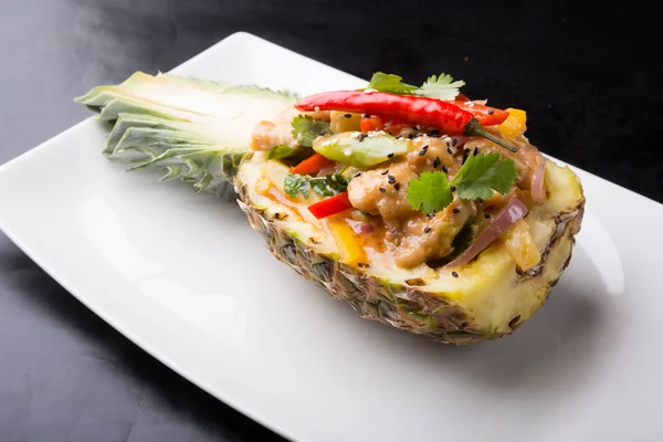 Курица с ананасовым азиатским блюдом — стоковое фото