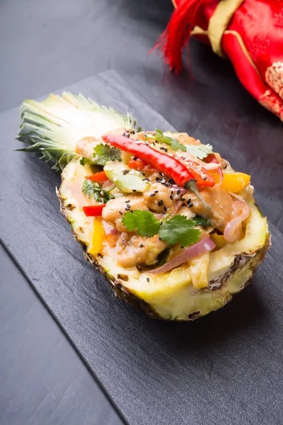 Курица с ананасовым азиатским блюдом — стоковое фото