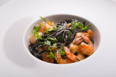 siyah spagetti karides